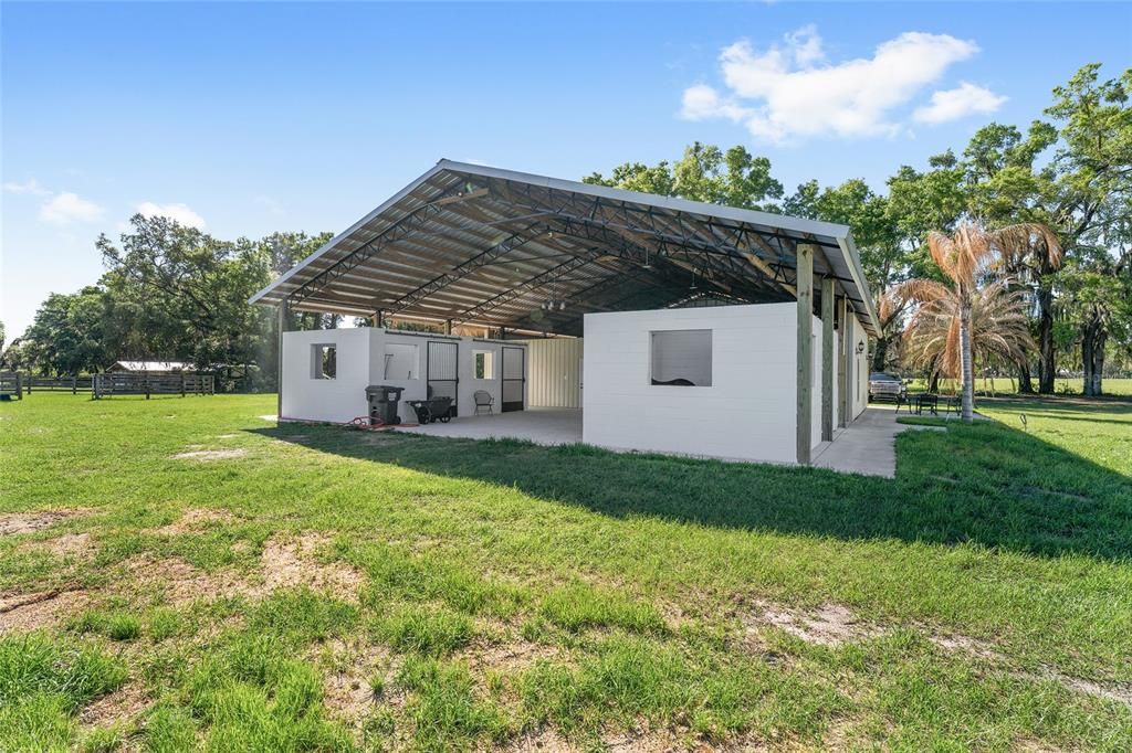 На продажу: $1,300,000 (10.99 acres)