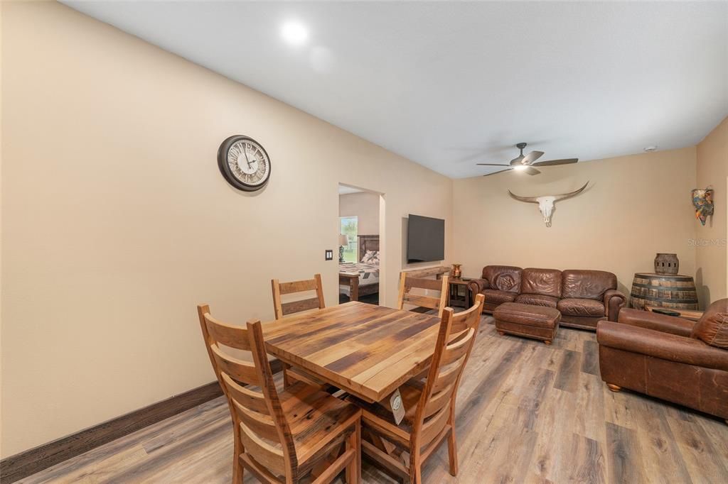 На продажу: $1,300,000 (10.99 acres)