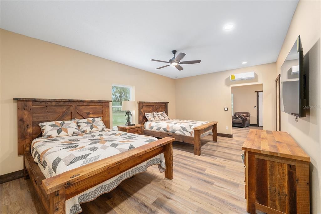 На продажу: $1,300,000 (10.99 acres)