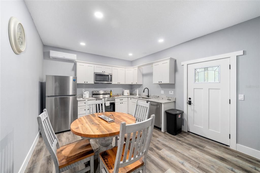 На продажу: $1,300,000 (10.99 acres)