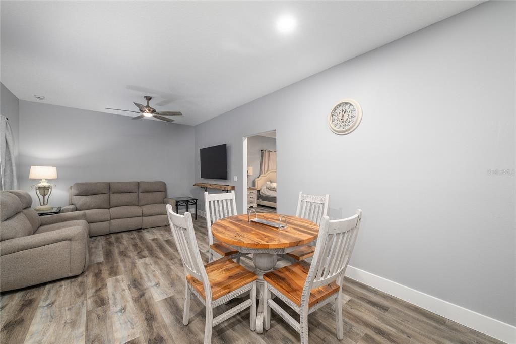 На продажу: $1,300,000 (10.99 acres)