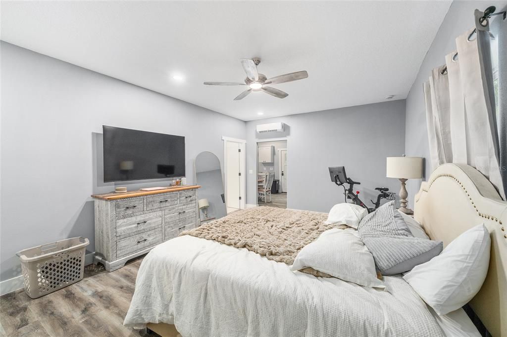 На продажу: $1,300,000 (10.99 acres)