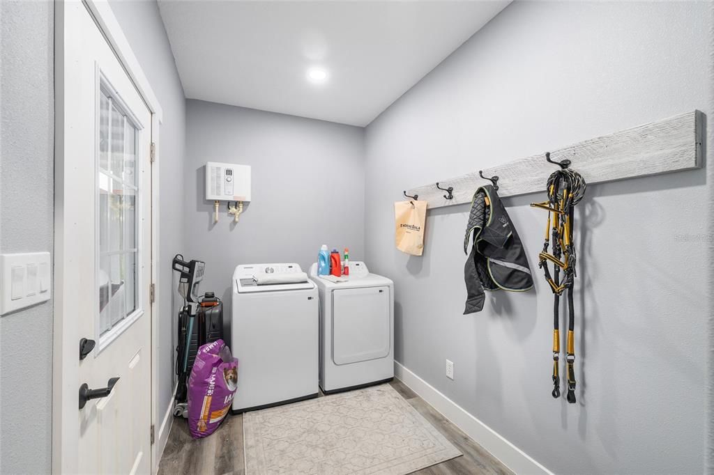 На продажу: $1,300,000 (10.99 acres)