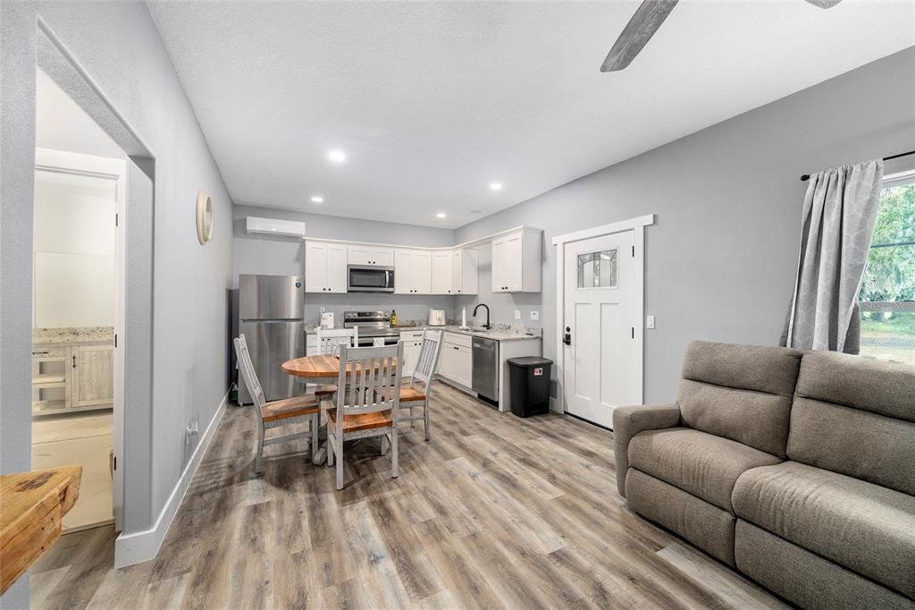 На продажу: $1,300,000 (10.99 acres)