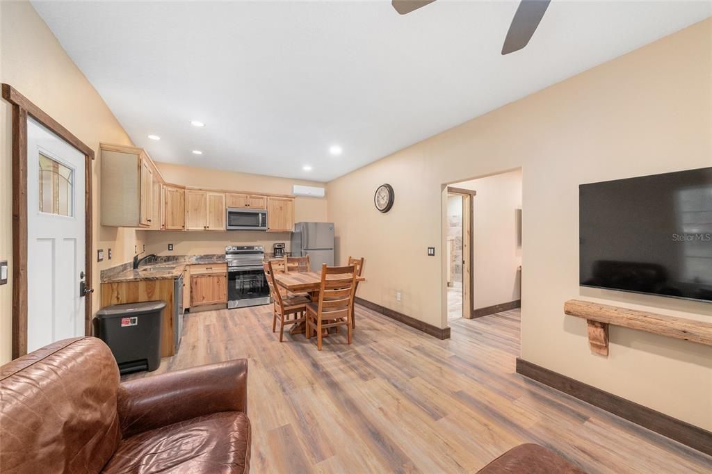 На продажу: $1,300,000 (10.99 acres)