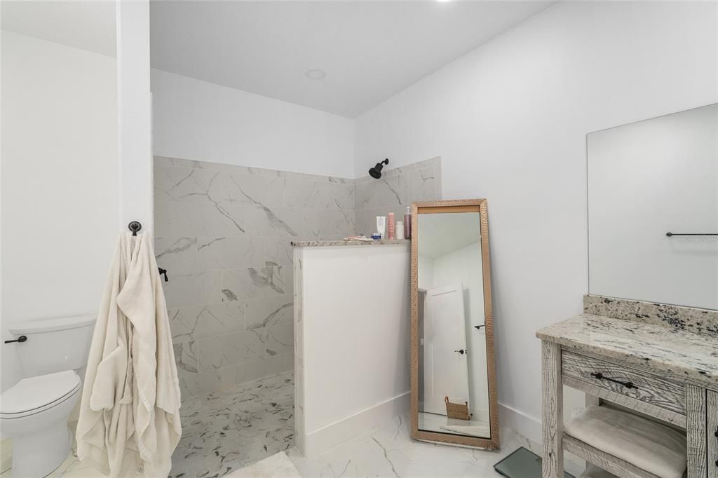 На продажу: $1,300,000 (10.99 acres)