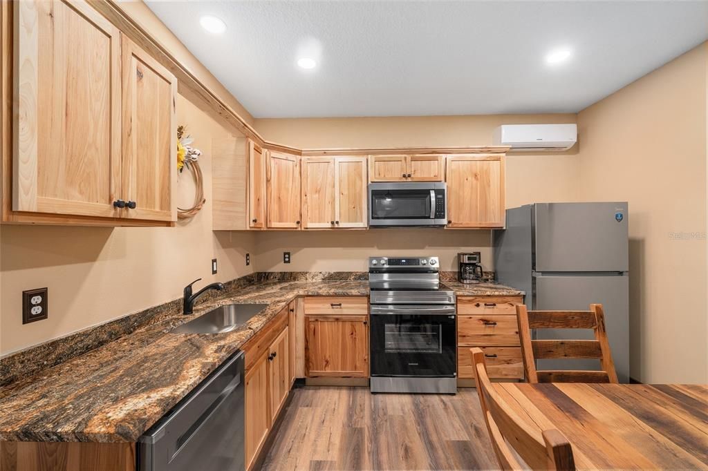 На продажу: $1,300,000 (10.99 acres)