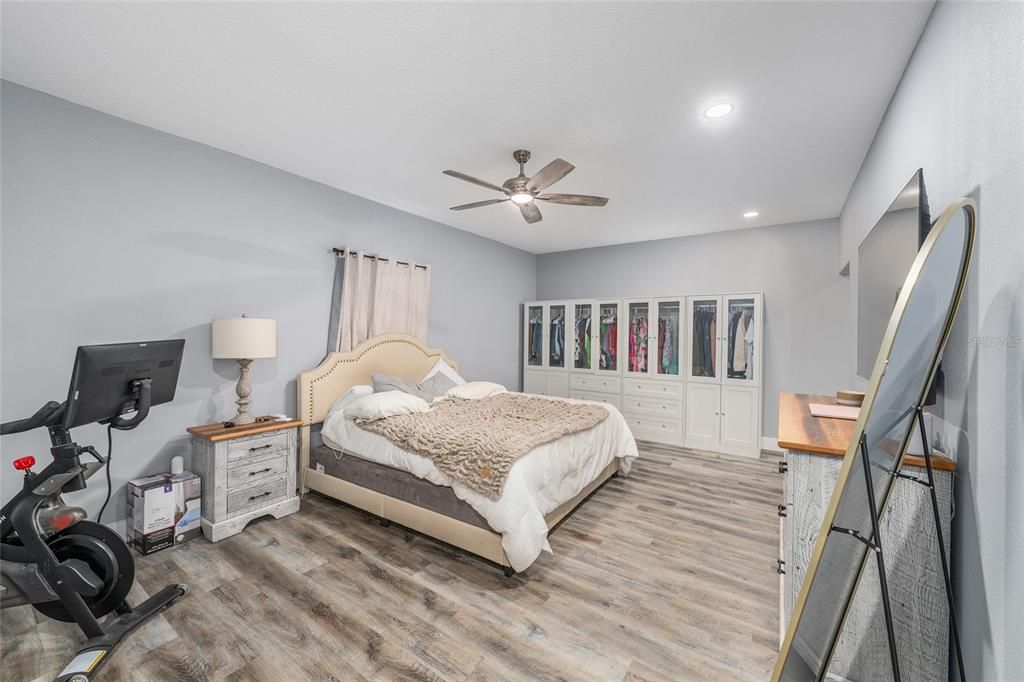 На продажу: $1,300,000 (10.99 acres)