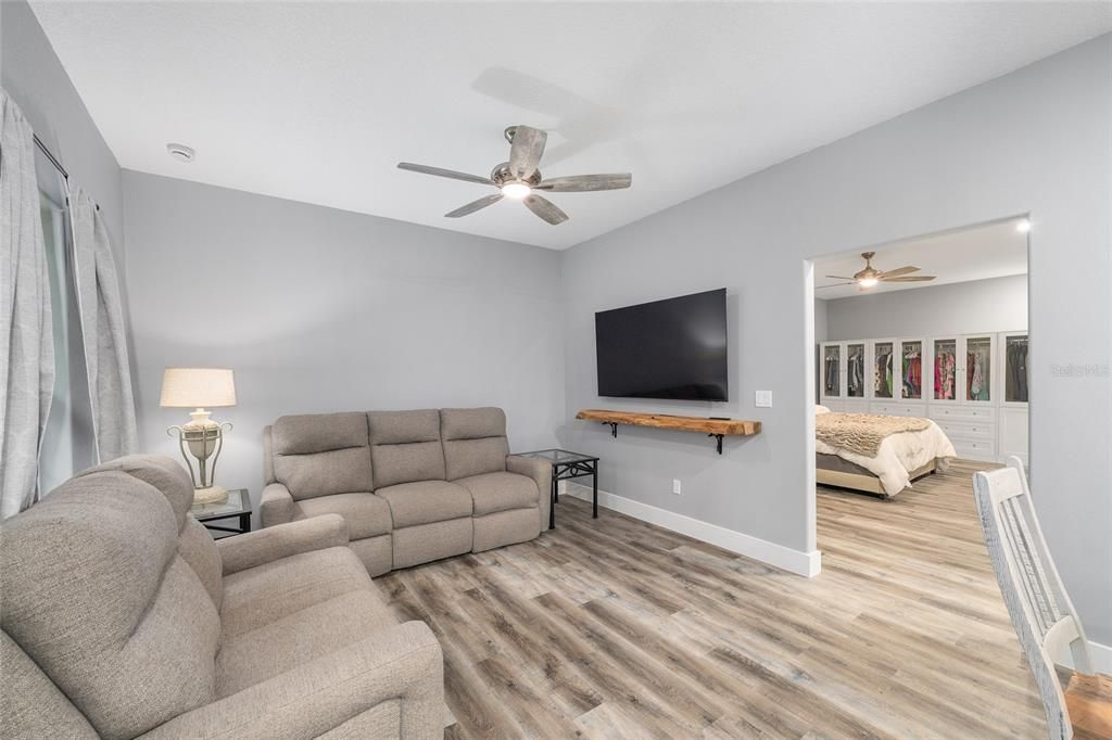 На продажу: $1,300,000 (10.99 acres)