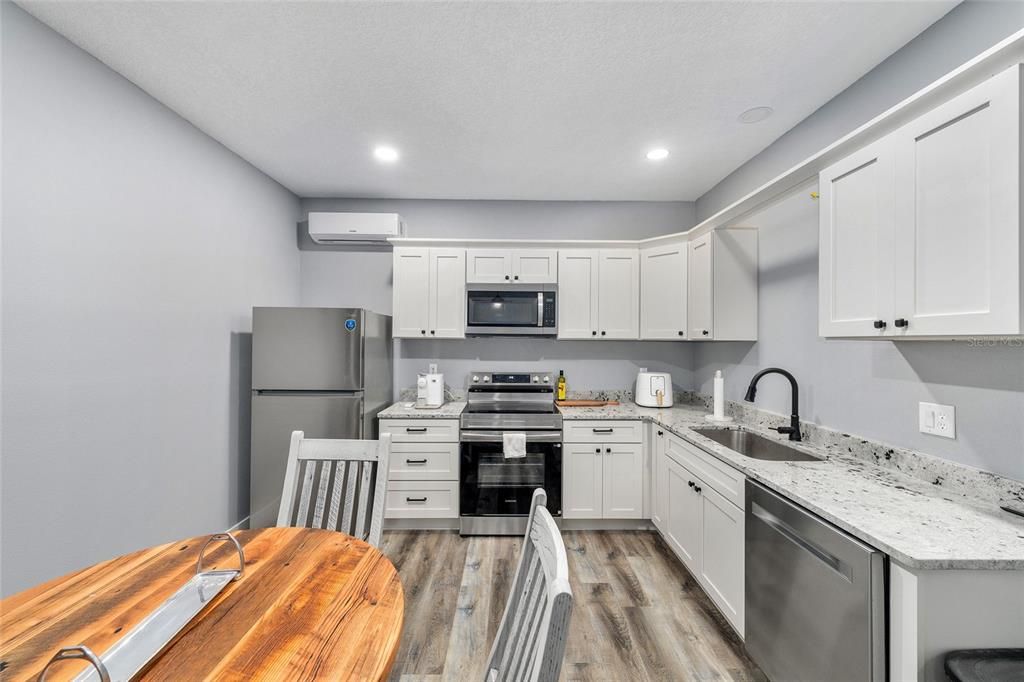 На продажу: $1,300,000 (10.99 acres)