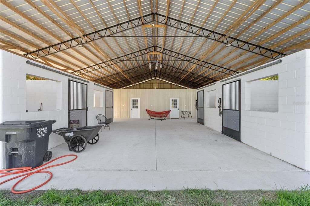 На продажу: $1,300,000 (10.99 acres)