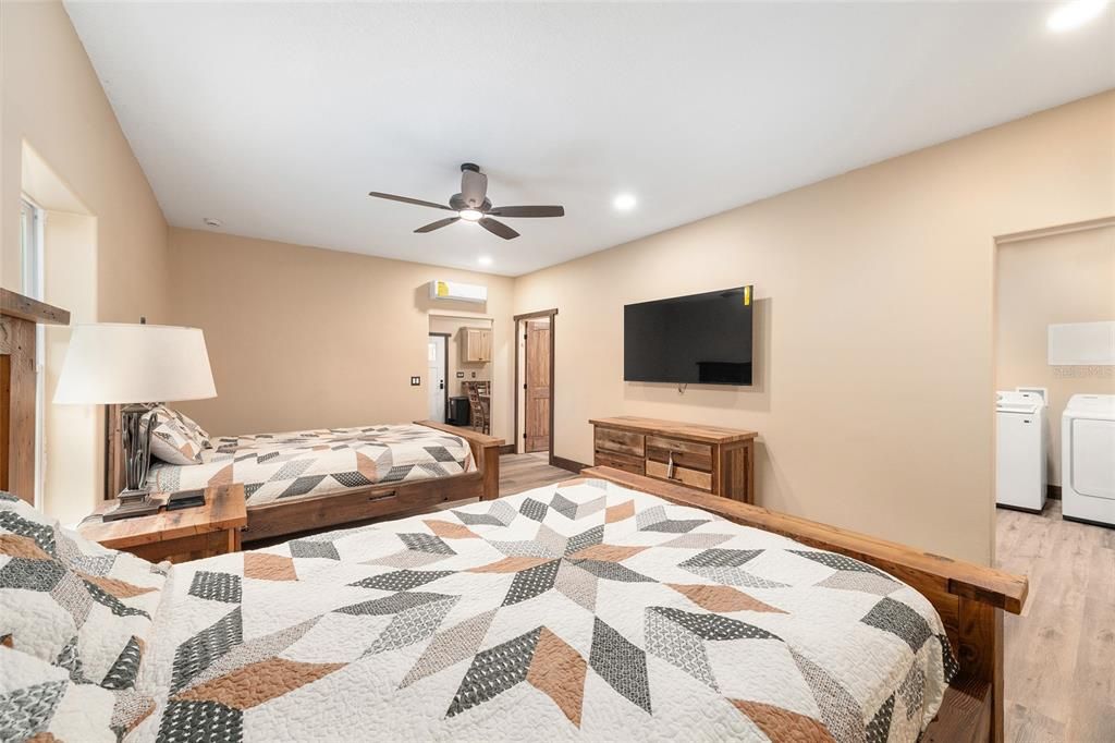 На продажу: $1,300,000 (10.99 acres)