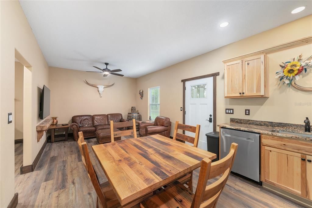 На продажу: $1,300,000 (10.99 acres)