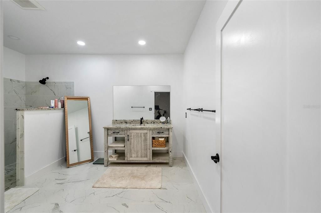 В аренду: $2,500 (1 спален, 1 ванн, 825 Квадратных фут)