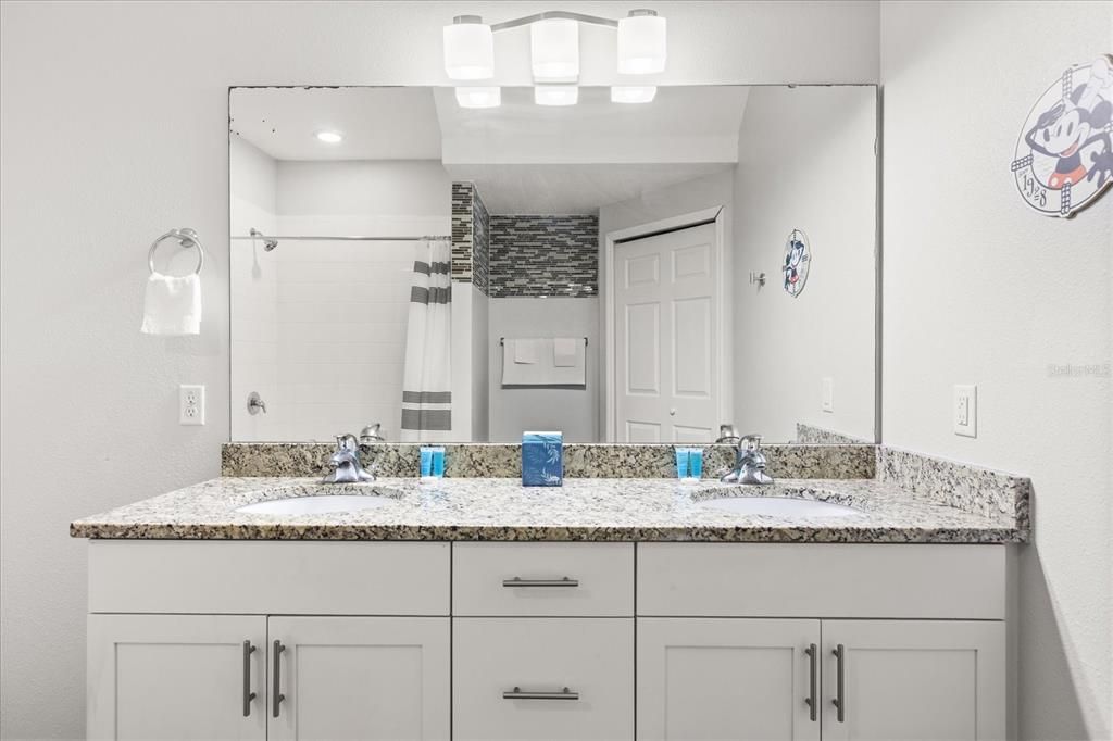 Activo con contrato: $279,900 (3 camas, 2 baños, 1300 Pies cuadrados)