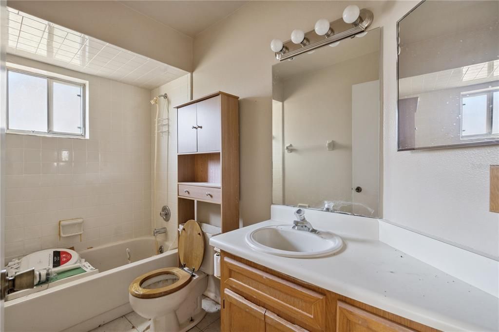 Activo con contrato: $260,000 (3 camas, 2 baños, 1453 Pies cuadrados)