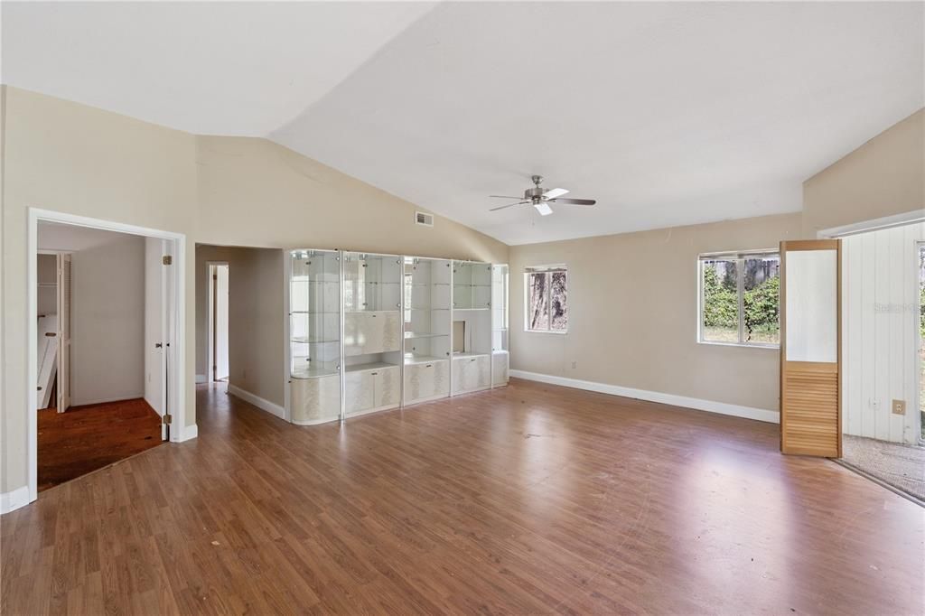 Activo con contrato: $260,000 (3 camas, 2 baños, 1453 Pies cuadrados)