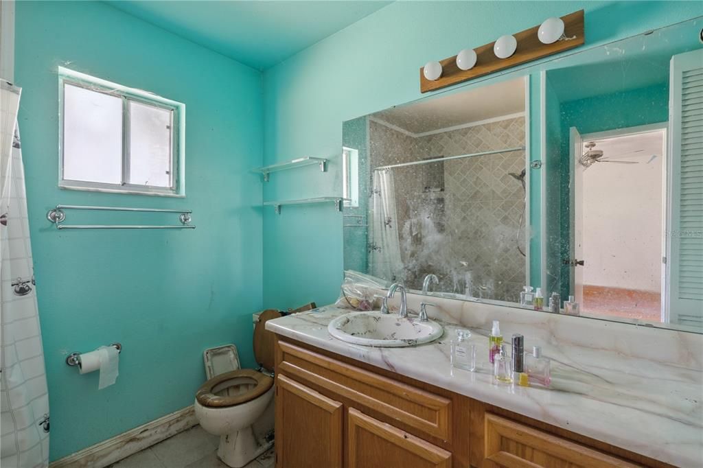 Activo con contrato: $260,000 (3 camas, 2 baños, 1453 Pies cuadrados)