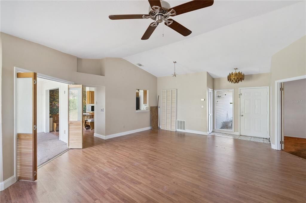 Activo con contrato: $260,000 (3 camas, 2 baños, 1453 Pies cuadrados)