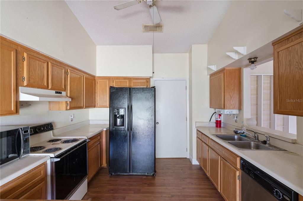 Activo con contrato: $260,000 (3 camas, 2 baños, 1453 Pies cuadrados)