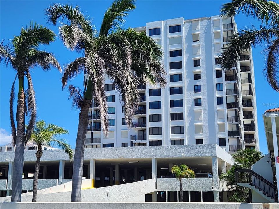 Active With Contract: $2,100 (2 beds, 2 baths, 890 Square Feet)