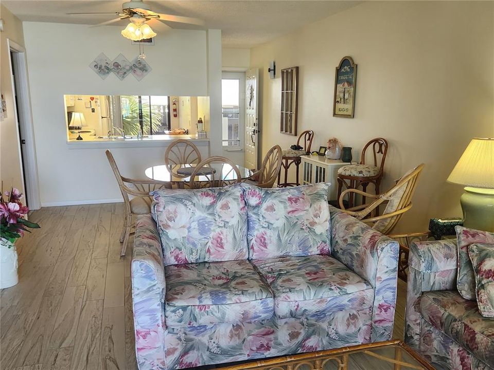 Active With Contract: $2,100 (2 beds, 2 baths, 890 Square Feet)