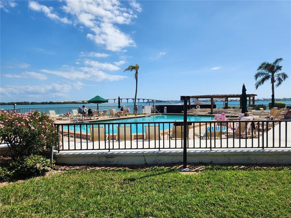 Active With Contract: $2,100 (2 beds, 2 baths, 890 Square Feet)