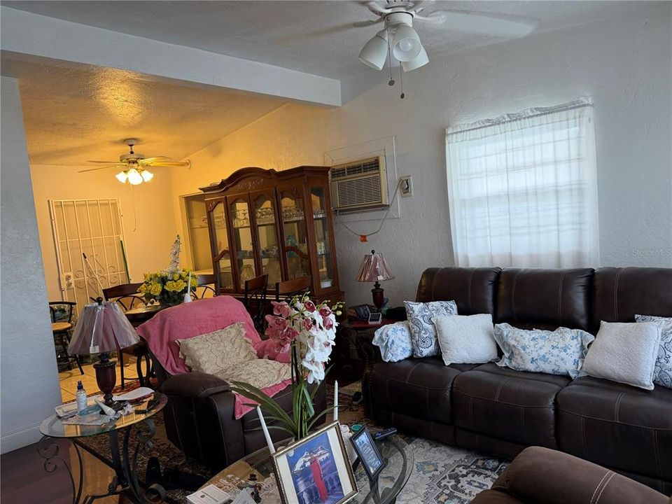 На продажу: $170,000 (3 спален, 1 ванн, 912 Квадратных фут)