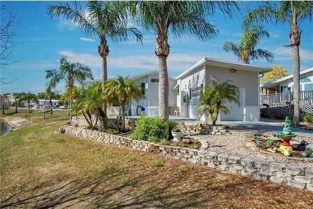 For Sale: $214,599 (2 beds, 2 baths, 1396 Square Feet)