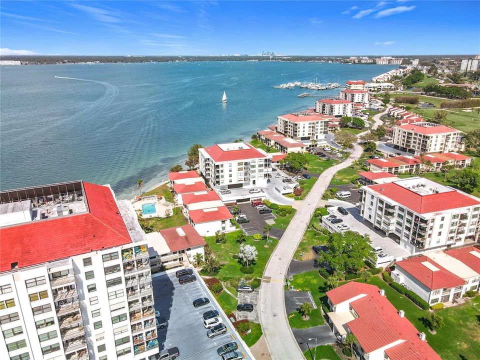 Active With Contract: $325,000 (2 beds, 2 baths, 915 Square Feet)