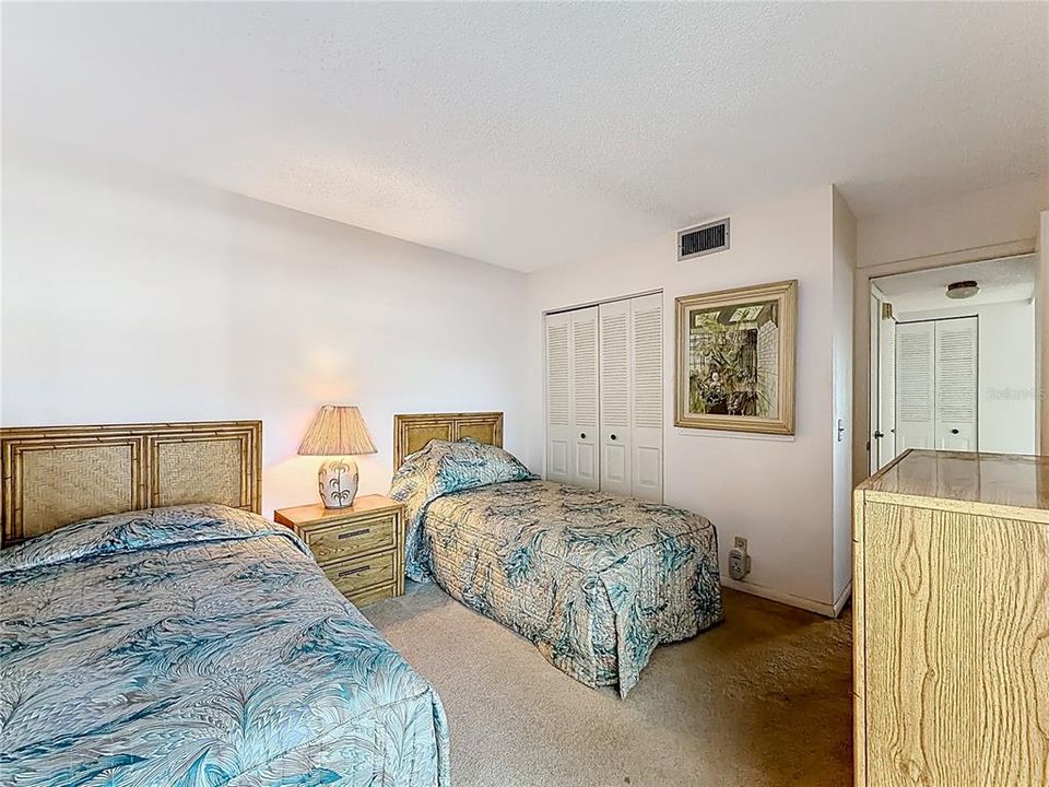 Active With Contract: $325,000 (2 beds, 2 baths, 915 Square Feet)