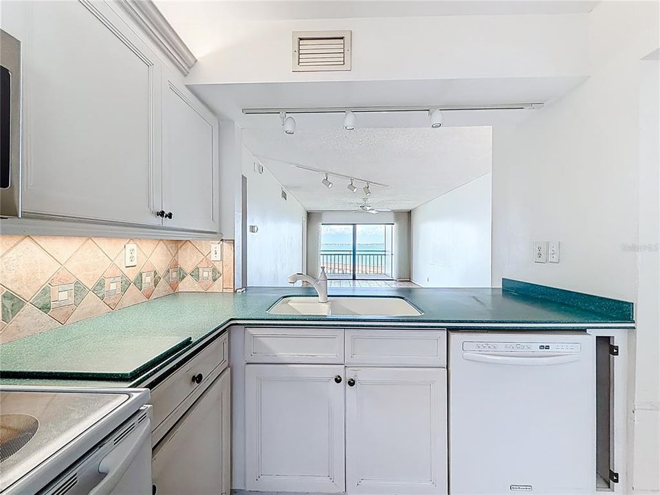 Active With Contract: $325,000 (2 beds, 2 baths, 915 Square Feet)