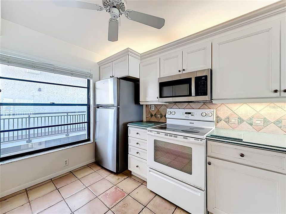 Active With Contract: $325,000 (2 beds, 2 baths, 915 Square Feet)