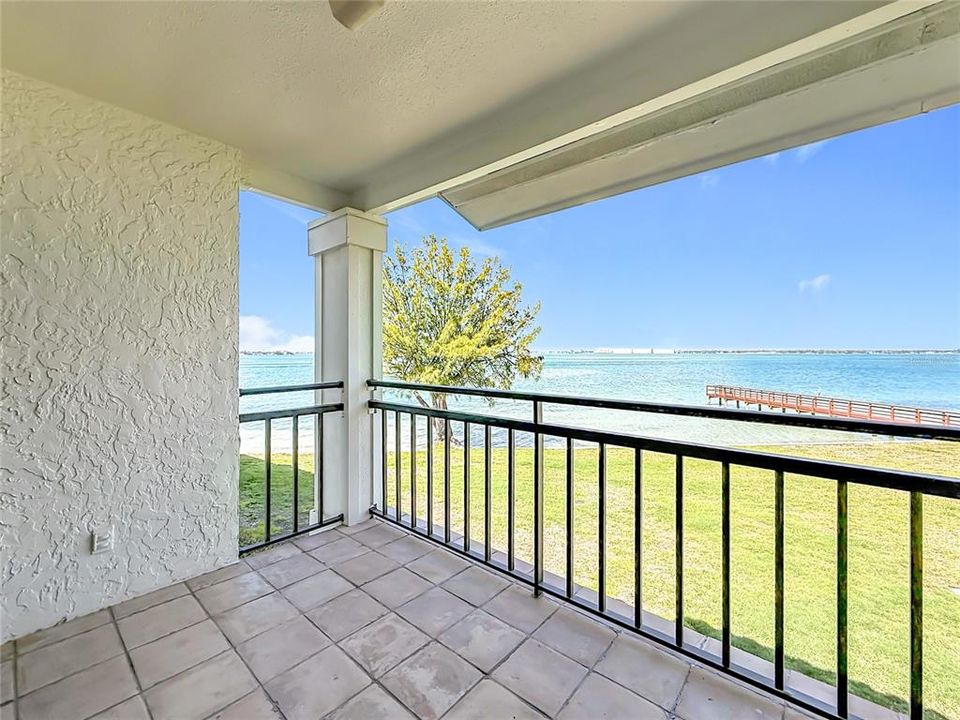 Active With Contract: $325,000 (2 beds, 2 baths, 915 Square Feet)