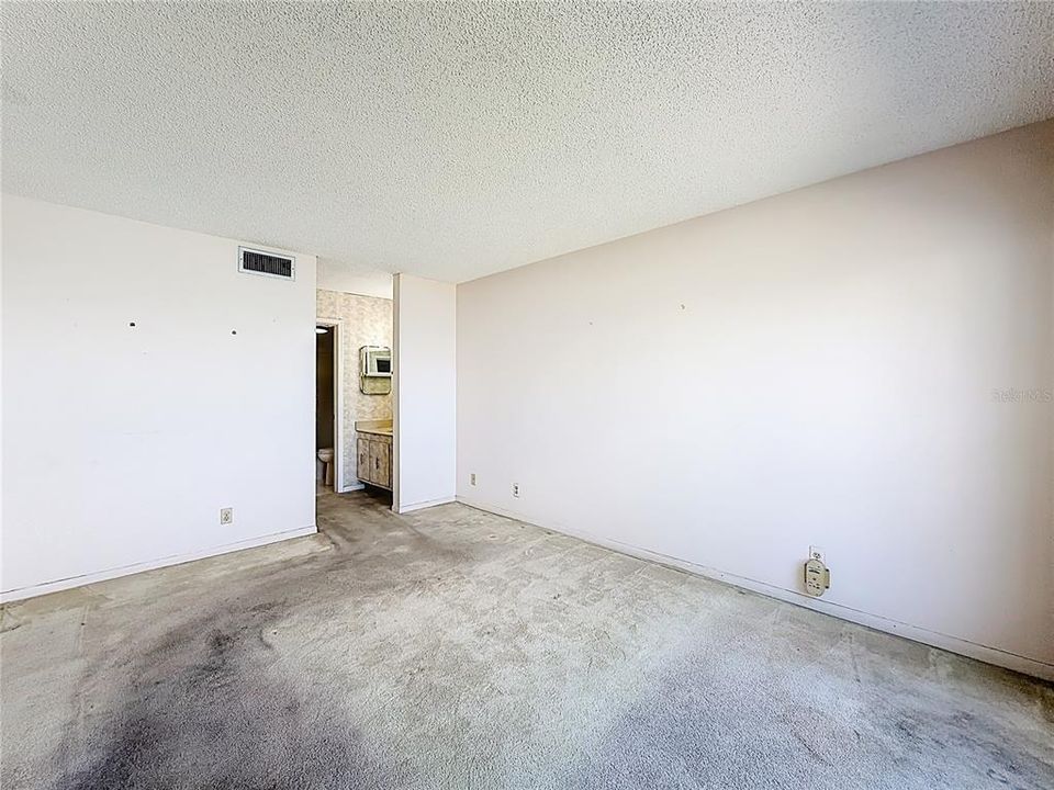 Active With Contract: $325,000 (2 beds, 2 baths, 915 Square Feet)