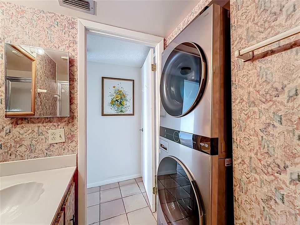 Active With Contract: $325,000 (2 beds, 2 baths, 915 Square Feet)