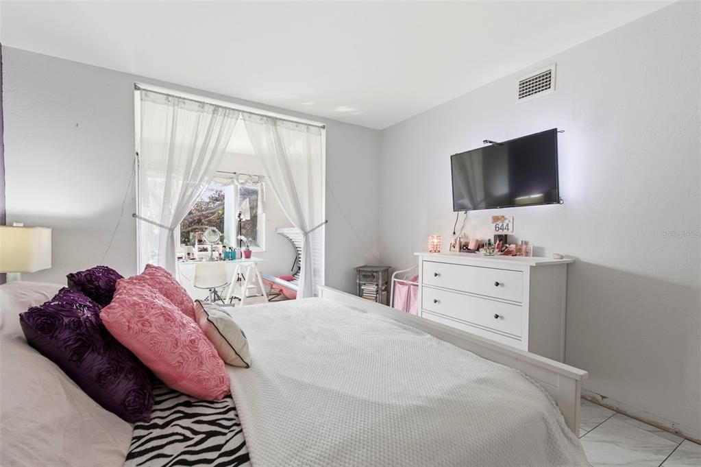 Activo con contrato: $99,500 (1 camas, 1 baños, 920 Pies cuadrados)