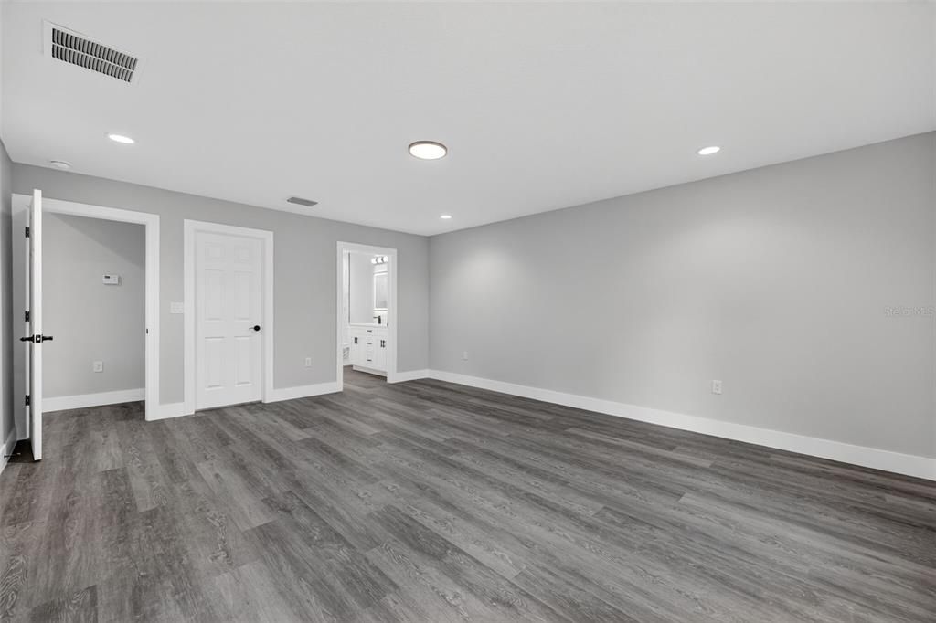 Active With Contract: $264,900 (3 beds, 2 baths, 1576 Square Feet)