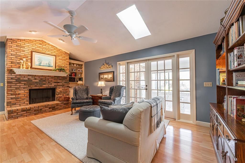 For Sale: $815,000 (4 beds, 2 baths, 2713 Square Feet)