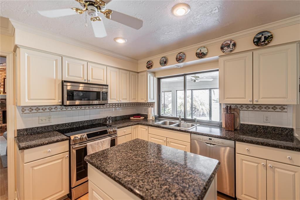 For Sale: $815,000 (4 beds, 2 baths, 2713 Square Feet)