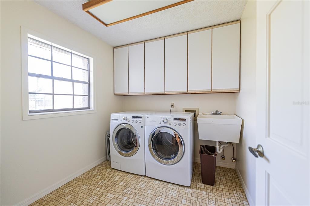 For Sale: $815,000 (4 beds, 2 baths, 2713 Square Feet)