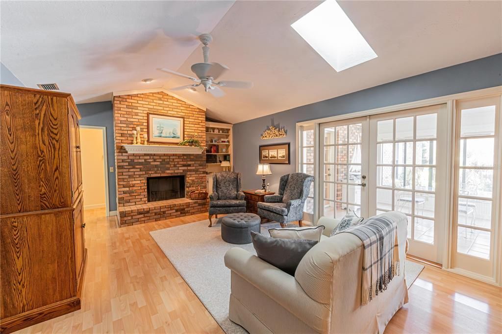 For Sale: $815,000 (4 beds, 2 baths, 2713 Square Feet)