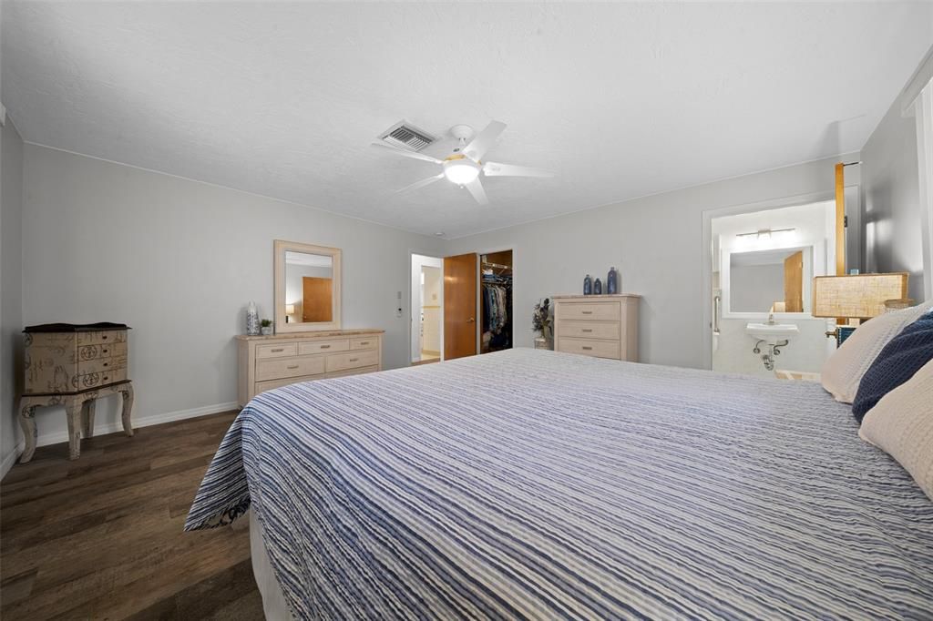 Active With Contract: $309,000 (3 beds, 3 baths, 1710 Square Feet)