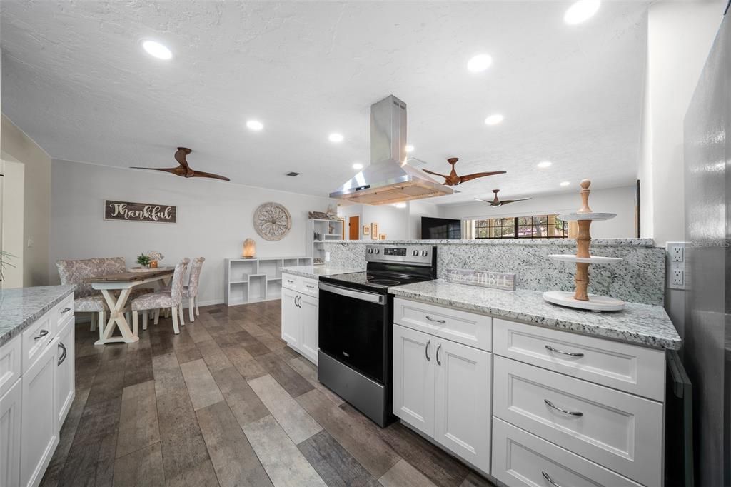 Active With Contract: $309,000 (3 beds, 3 baths, 1710 Square Feet)