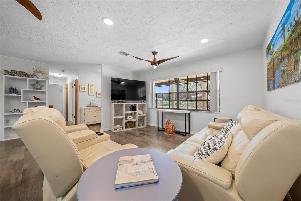 Active With Contract: $309,000 (3 beds, 3 baths, 1710 Square Feet)