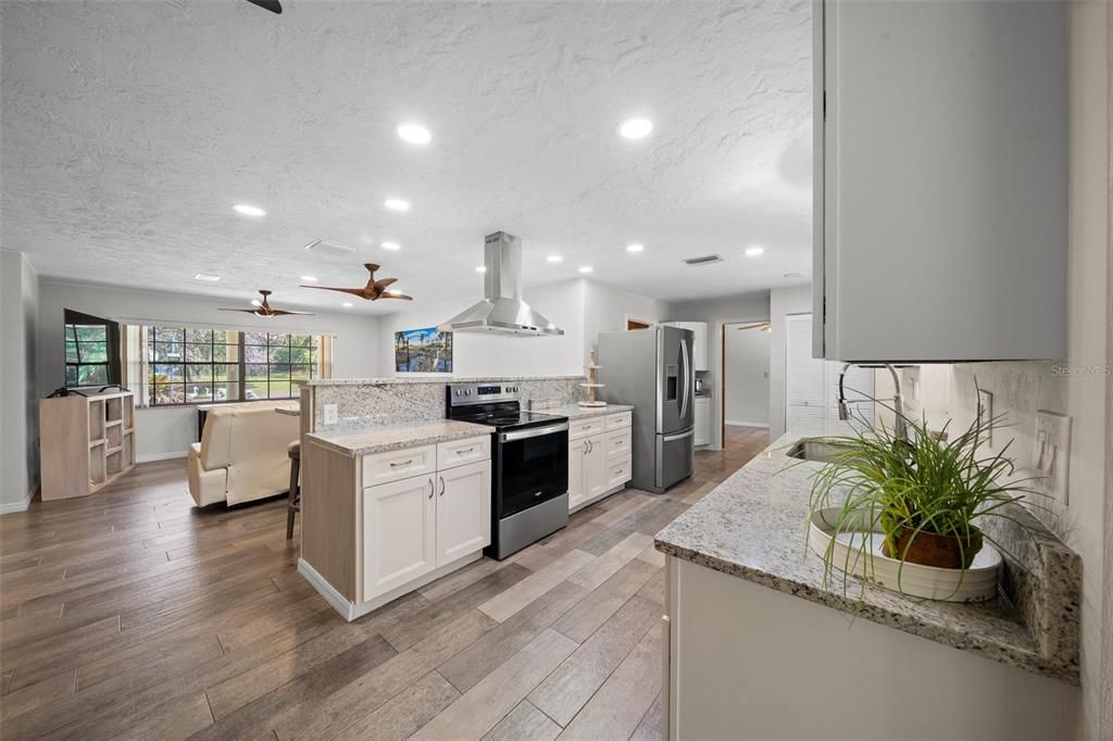 Active With Contract: $309,000 (3 beds, 3 baths, 1710 Square Feet)