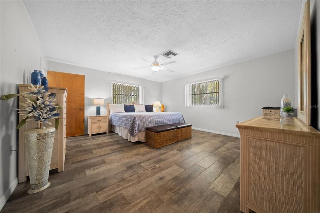 Active With Contract: $309,000 (3 beds, 3 baths, 1710 Square Feet)