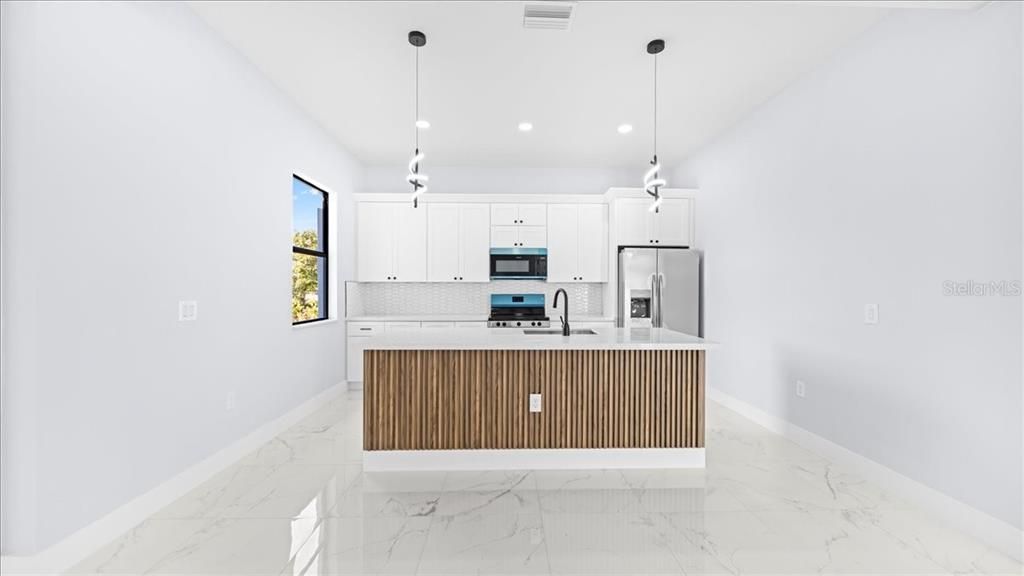 Activo con contrato: $454,900 (4 camas, 2 baños, 1842 Pies cuadrados)