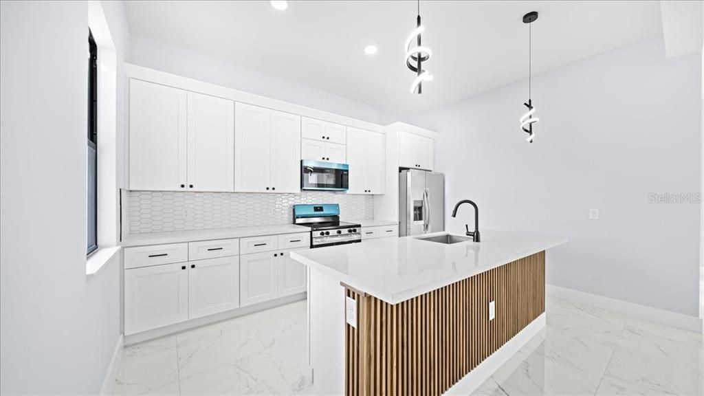 Activo con contrato: $454,900 (4 camas, 2 baños, 1842 Pies cuadrados)
