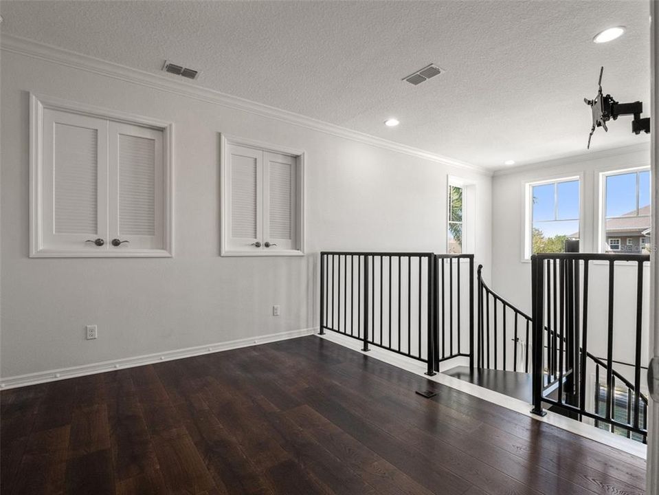 For Sale: $1,550,000 (5 beds, 4 baths, 4300 Square Feet)